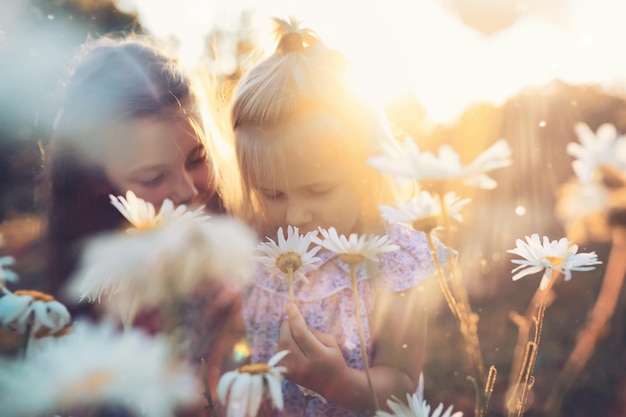 Crianças andam no verão na natureza Criança em uma manhã ensolarada de primavera no parque Viajando com crianças