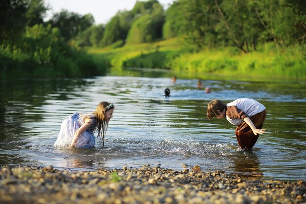 Crianças andam no verão na natureza Criança em uma manhã ensolarada de primavera no parque Viajando com crianças