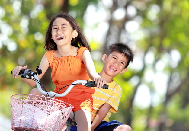 Crianças andando de bicicleta juntos