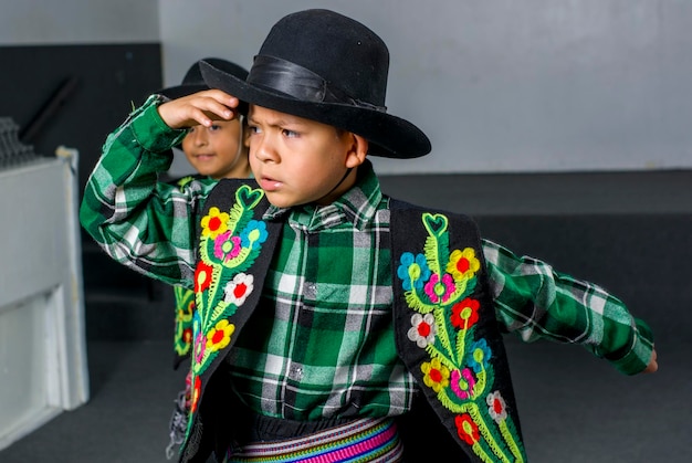 Foto crianças andinas peruanas numa pequena dança tradicional chamada huaylas