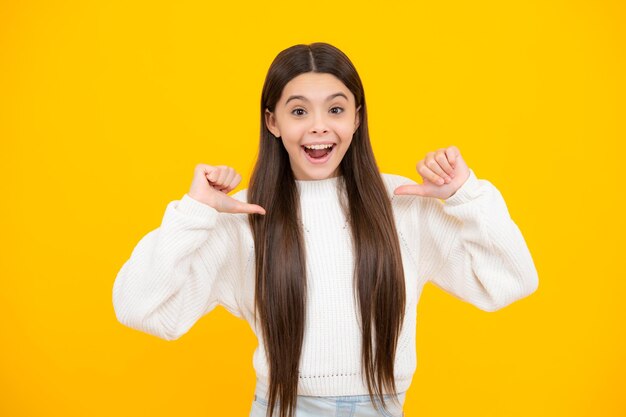 Crianças animadas enfrentam Criança com expressão positiva alegre e emocionante sobre fundo amarelo com espaço vazio Menina adolescente feliz se alegra com sucesso Expressão espantada alegre e feliz