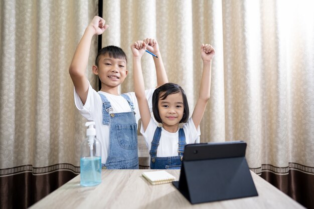 Crianças aprendendo e ficando em casa