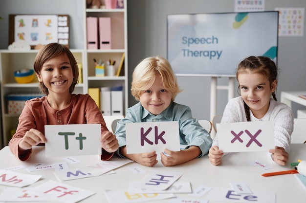 Crianças aprendendo inglês na escola