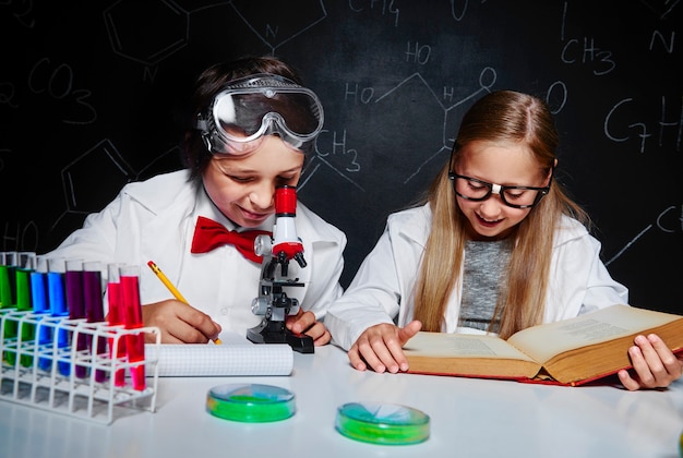 Crianças aprendendo química em laboratório