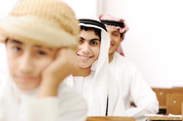 Crianças árabes na sala de aula da escola