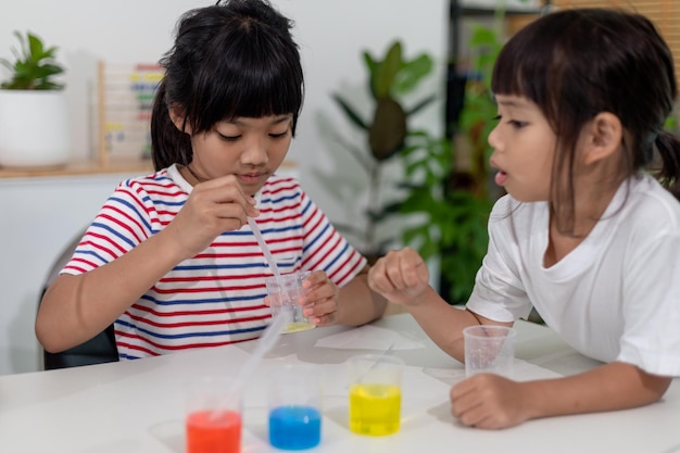 Crianças asiáticas assistem com entusiasmo a experimentos de química