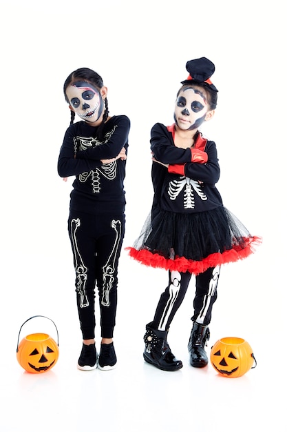 Crianças asiáticas com cara de pintura e trajes de Halloween
