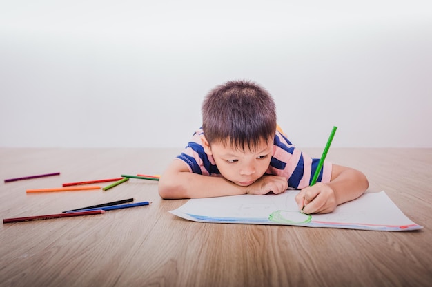 Crianças asiáticas desenhando e pintando