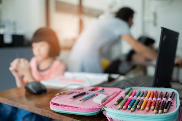 Foto crianças asiáticas estão aprendendo computador online, escola em casa