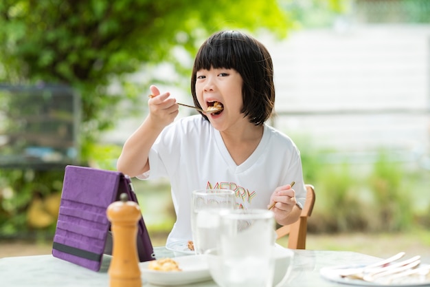 Crianças asiáticas gostam de comer comida