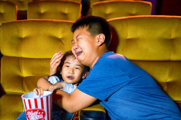 Crianças assistindo a um filme no cinema