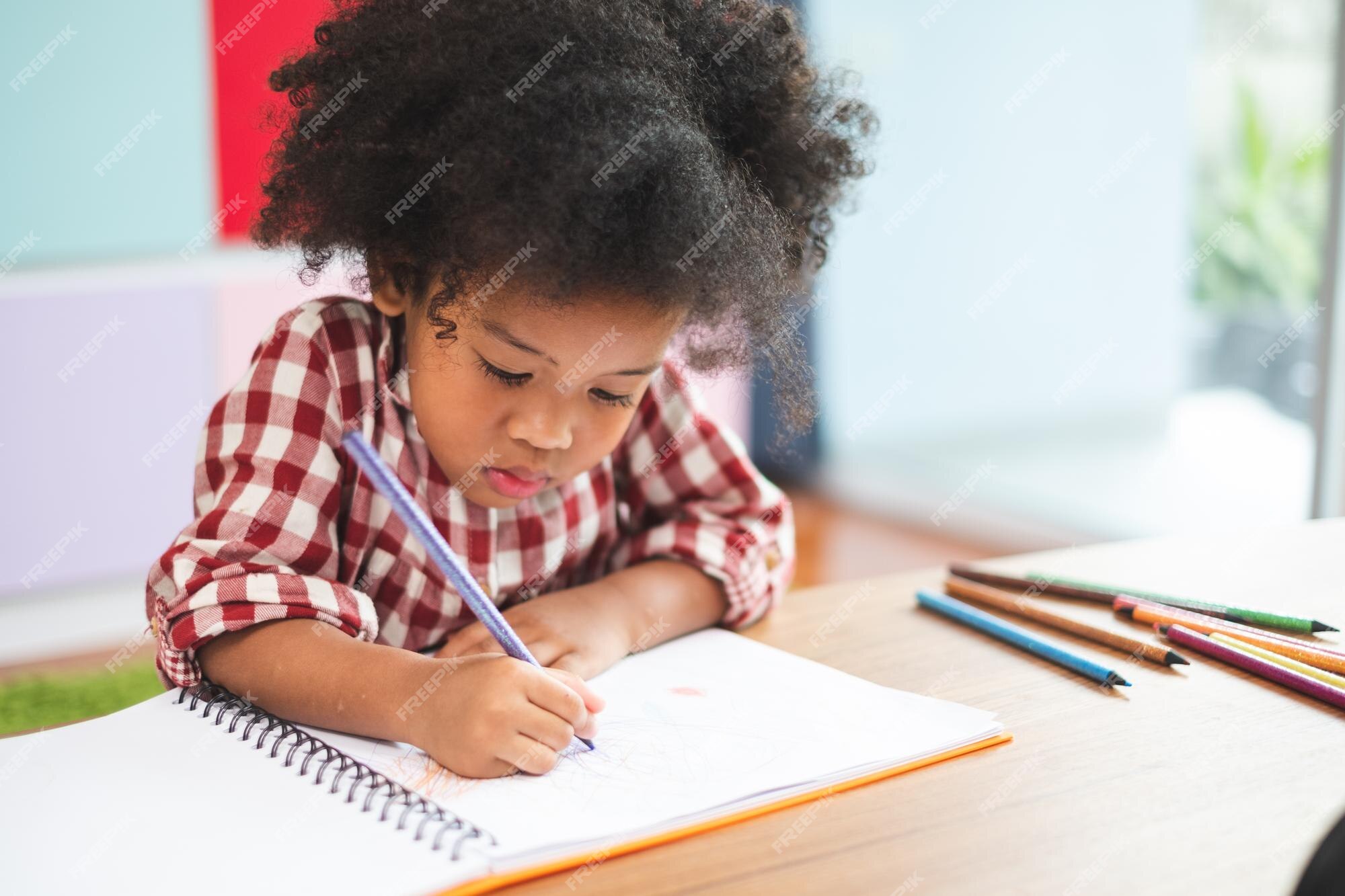 Meninos africanos estudam educação on-linecrianças assistindo