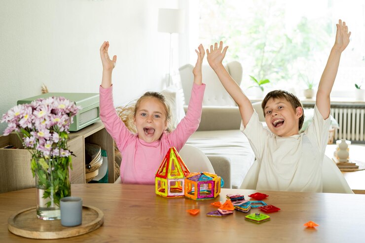 Foto crianças bonitas irmão e irmã montar construtor magnético em casa na mesa jogos educacionais para crianças felizes