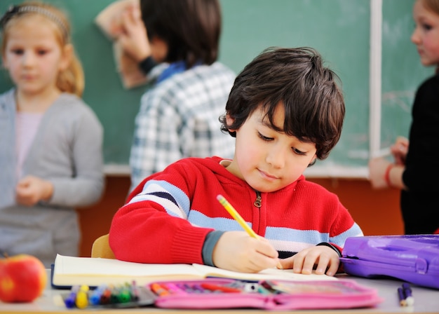 Crianças bonitas na escola