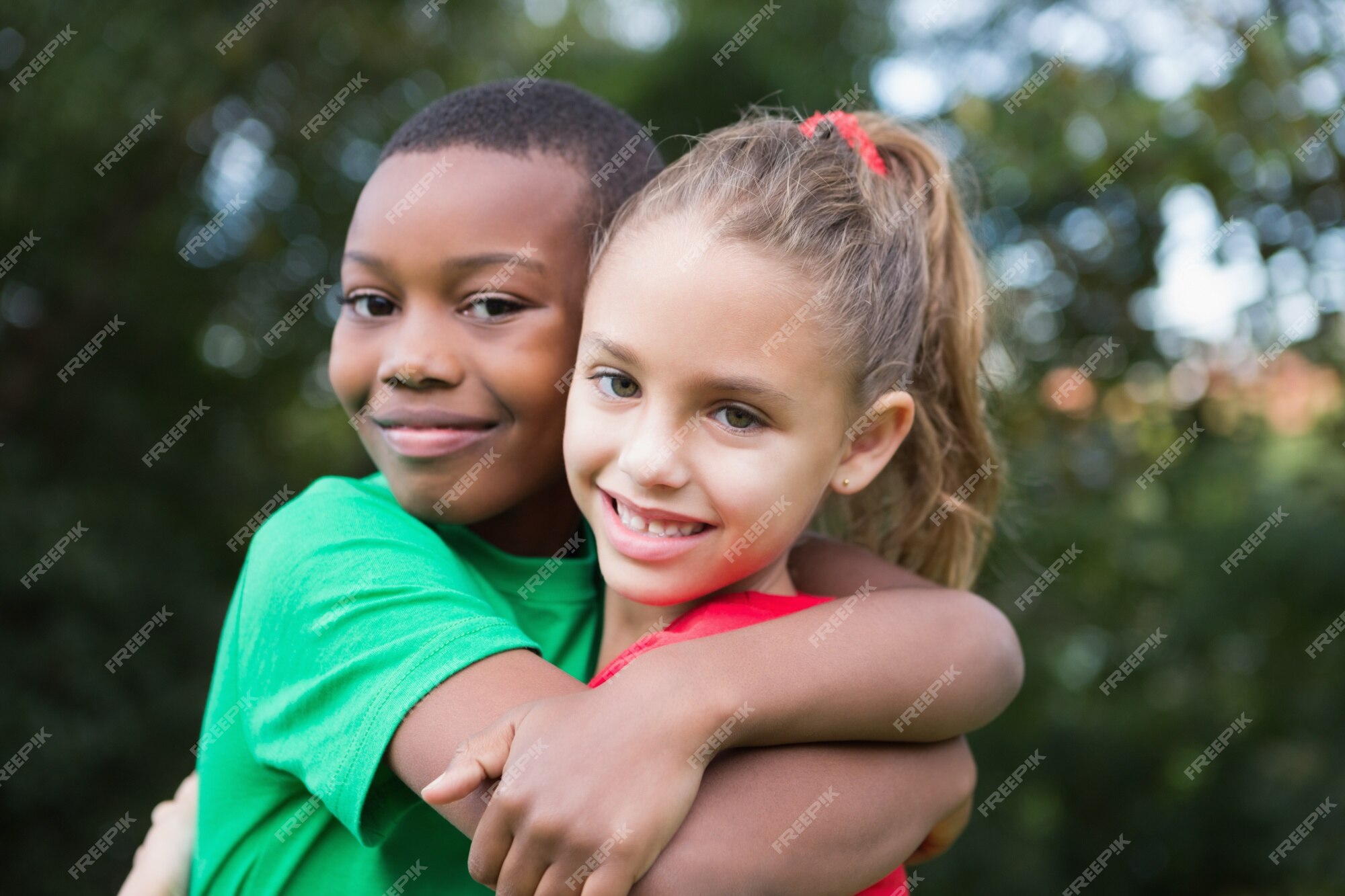 Retrato Ao Ar Livre De Uma Menina De 8 Anos Bonito. Uma Menina Sorrindo Para  A Câmera. Foto Royalty Free, Gravuras, Imagens e Banco de fotografias.  Image 174338419