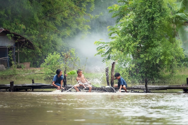 Crianças brincando com água no lago