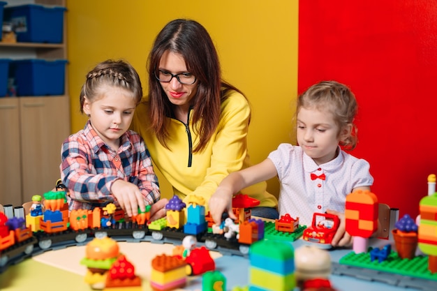 Crianças brincando com blocos de construtor na classe