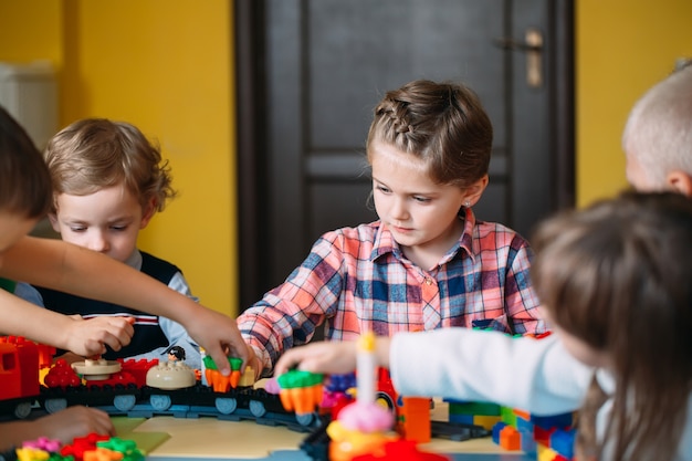 Crianças brincando com blocos de construtor na classe