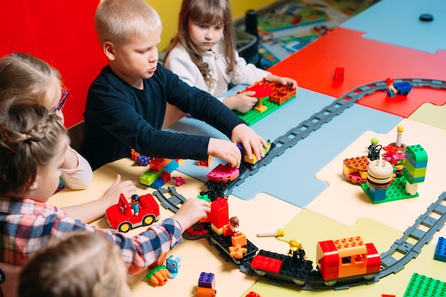 Crianças brincando com blocos de construtor na classe