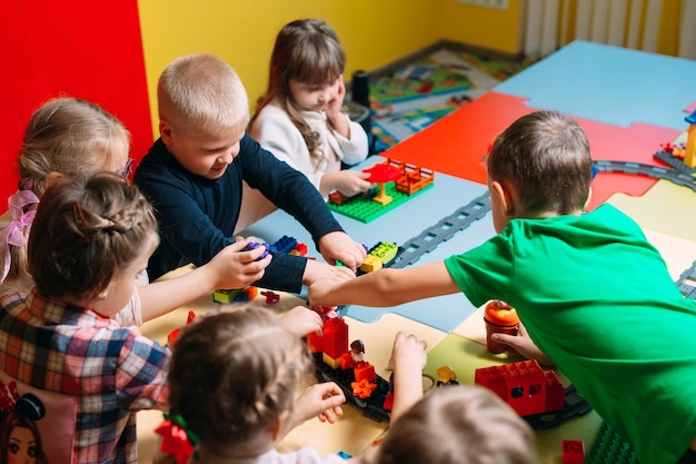 Crianças brincando com blocos de construtor na classe