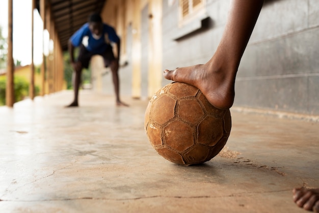 Foto crianças brincando com bola de baixo ângulo