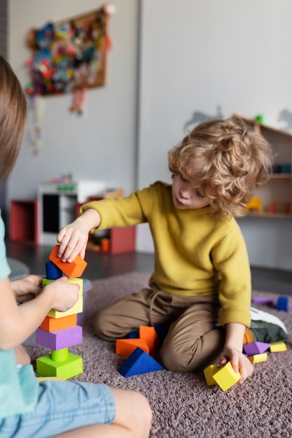 Crianças brincando com brinquedos de madeira