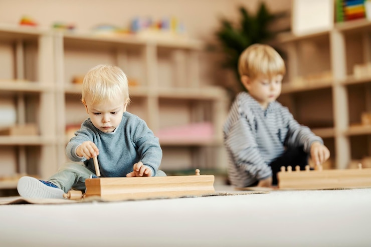 Foto crianças brincando com brinquedos montessori e aprendendo habilidades motoras no berçário