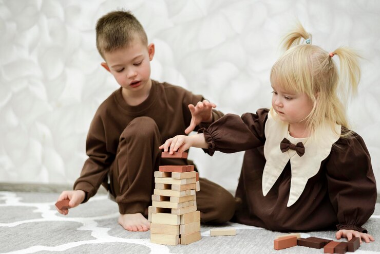 Foto crianças brincando com brinquedos no chão em casa