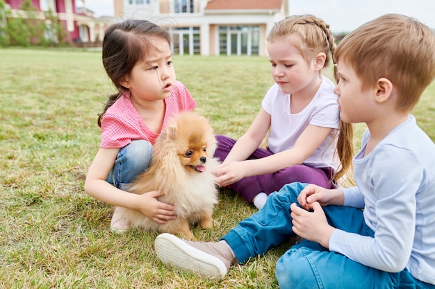 Crianças brincando com cachorro