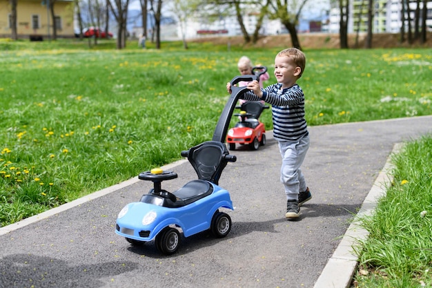 Crianças brincando com carro de brinquedo