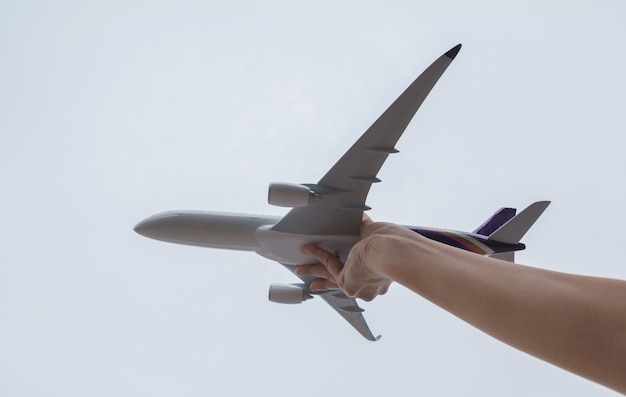 Crianças brincando com o avião de brinquedo no tempo do dia