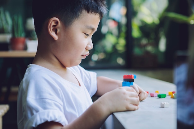 Crianças brincando de brinquedo de criança na sala de casa