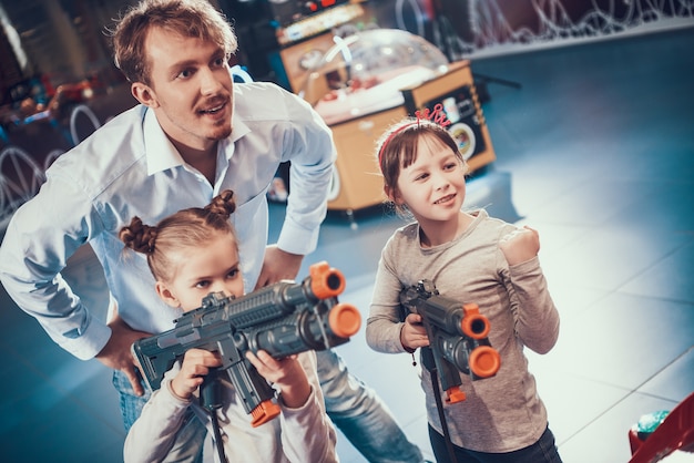 Foto crianças brincando de tiro com armas de brinquedo