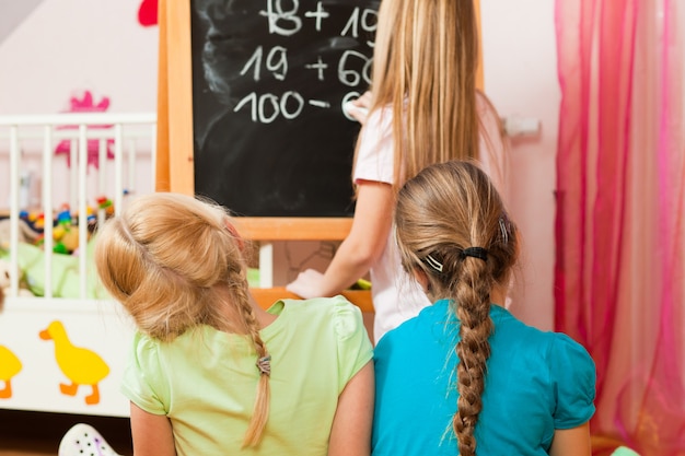 Crianças brincando escola