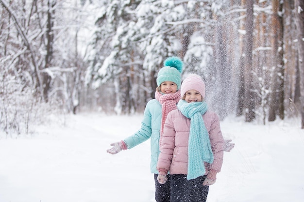 crianças brincando na neve no parque