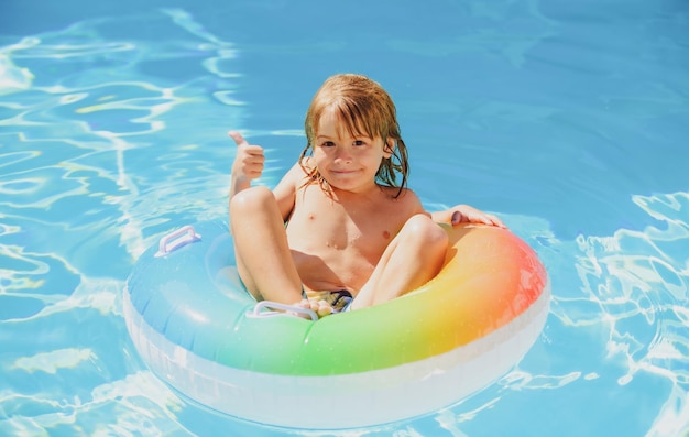 Crianças brincando na piscina com anel flutuante