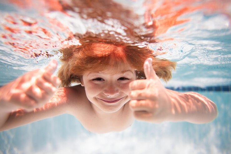 Foto crianças brincando na piscina criança nadando debaixo d'água na piscina crianças engraçadas encaram crianças