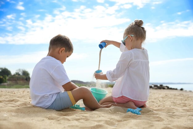 Crianças brincando na praia do mar lá fora