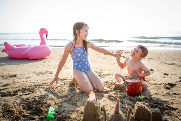 Crianças brincando na praia