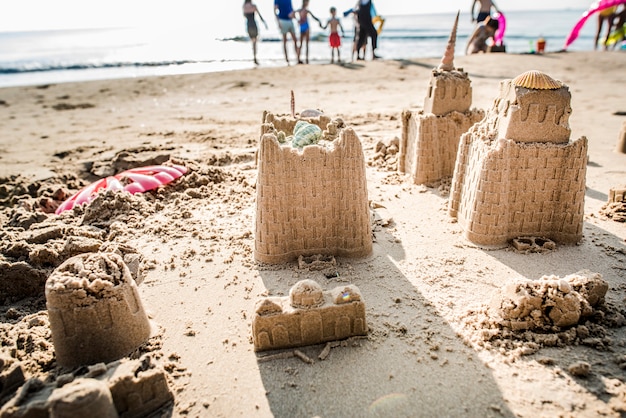 Crianças brincando na praia