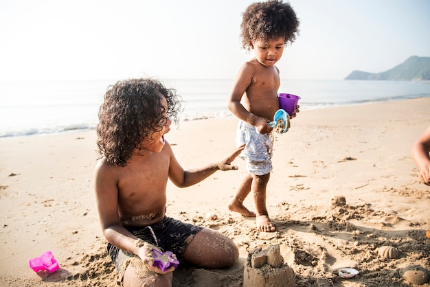 Crianças brincando na praia