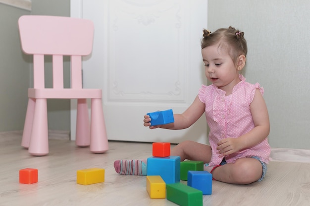 Crianças brincando no chão de uma sala