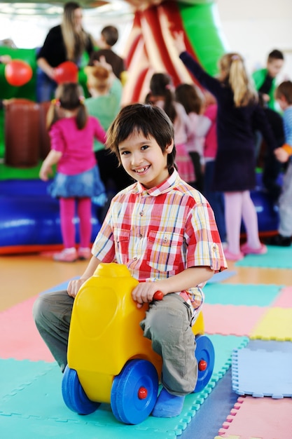 Crianças brincando no colorido parque infantil