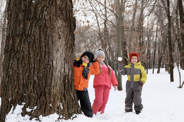 Crianças brincando no parque nevado nas férias de inverno