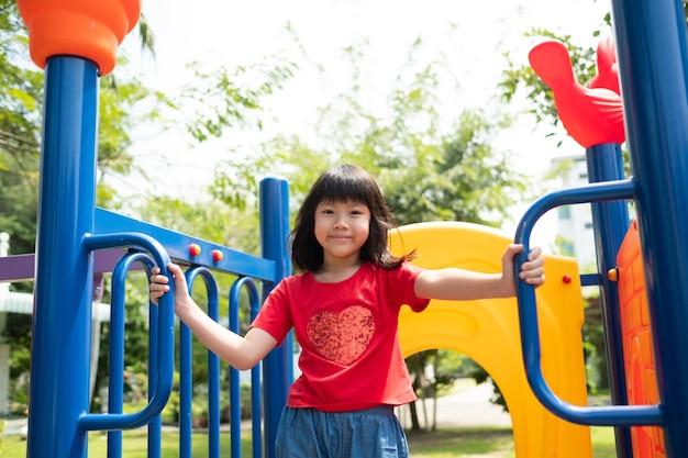 Crianças brincando no playground garota feliz