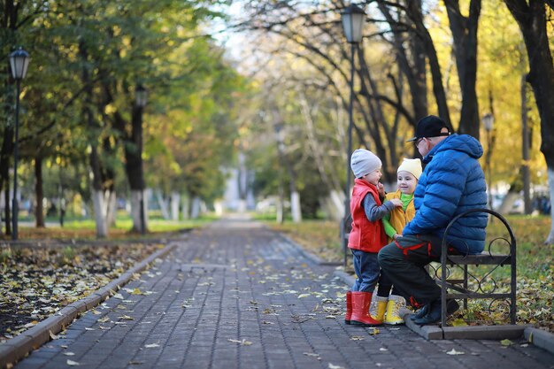 Crianças caminham no parque de outono no outono