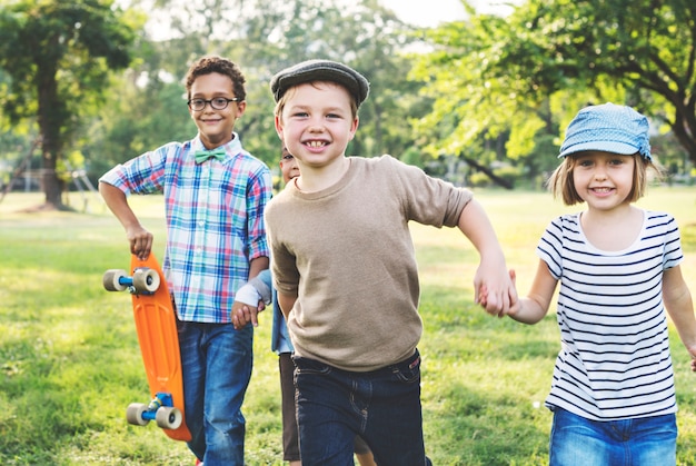 Crianças casuais alegres amigos bonitos filhos conceito