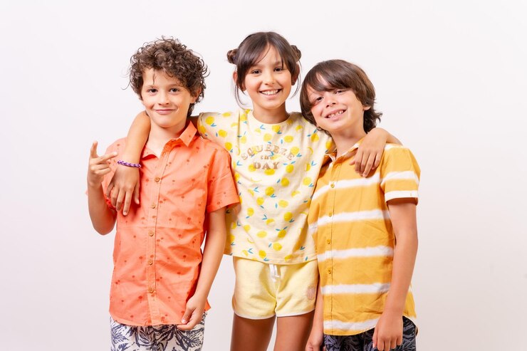 Foto crianças caucasianas abraçando o conceito de férias de verão sorridentes fundo branco