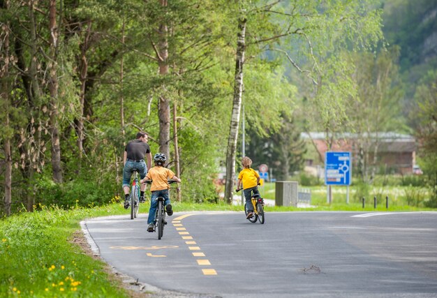 Crianças com pai em bicicleta