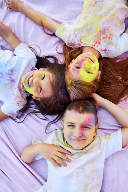 Crianças com pó colorido se divertindo ao ar livre